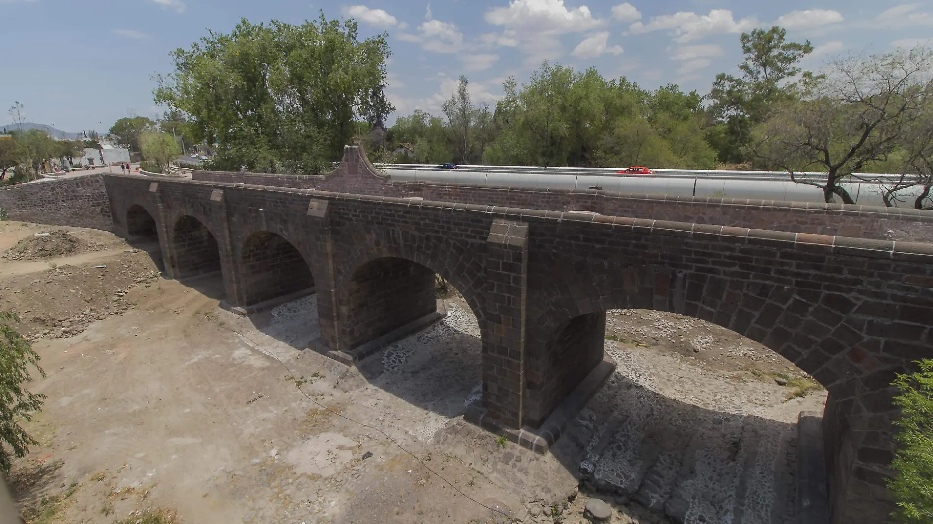 Están prácticamente concluidas las obras del Puente de la Historia.  Foto Archivo  El Sol de San Juan del Río.